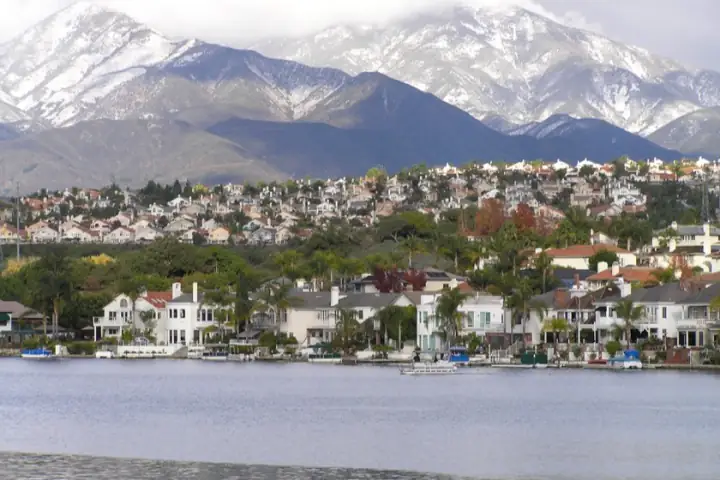 Homes above Lake Mission Viejo with snow-capped mountains behind, a Bodewell appliance repair service area